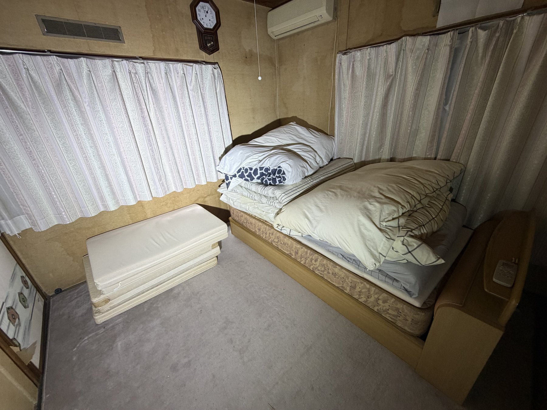 作業前:寝具などが残っていた居室