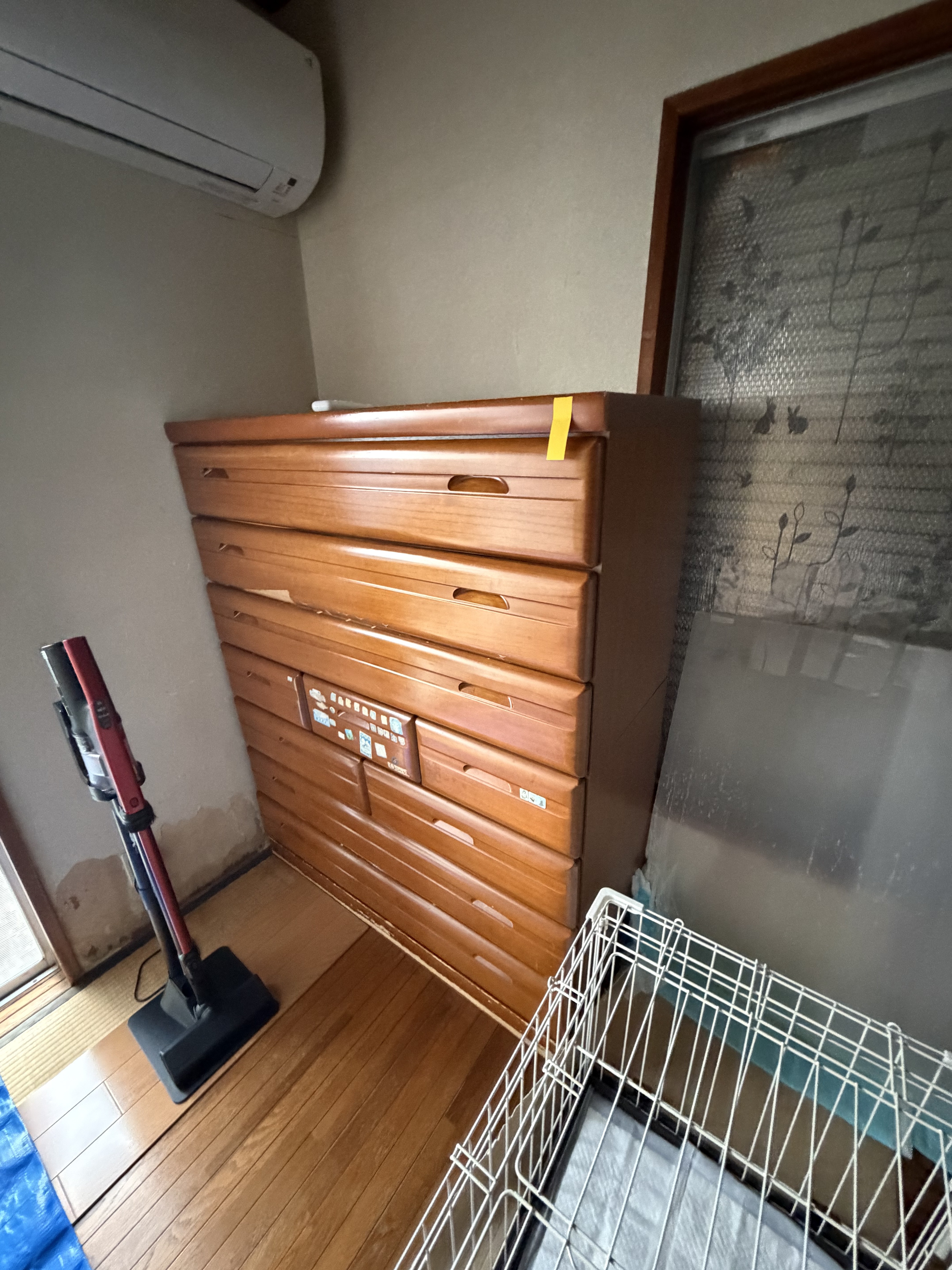 施工前の大きな家具が残る室内