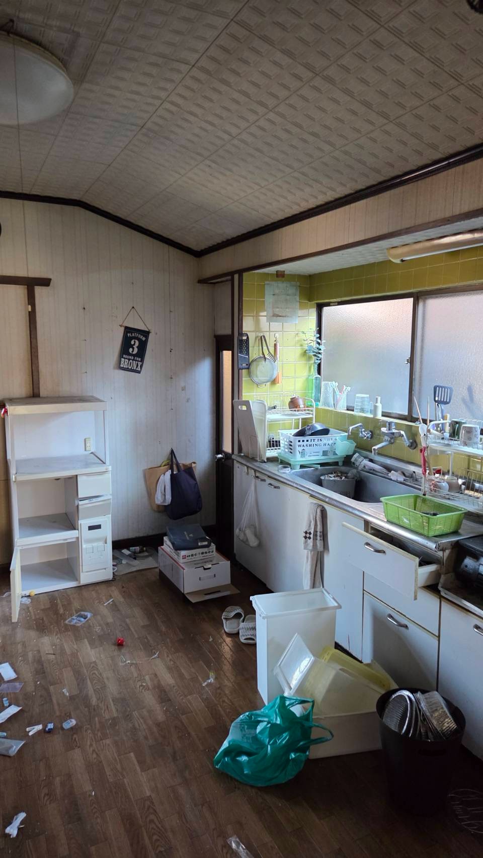 長浜市三ツ矢元町の片付け前・キッチン周辺