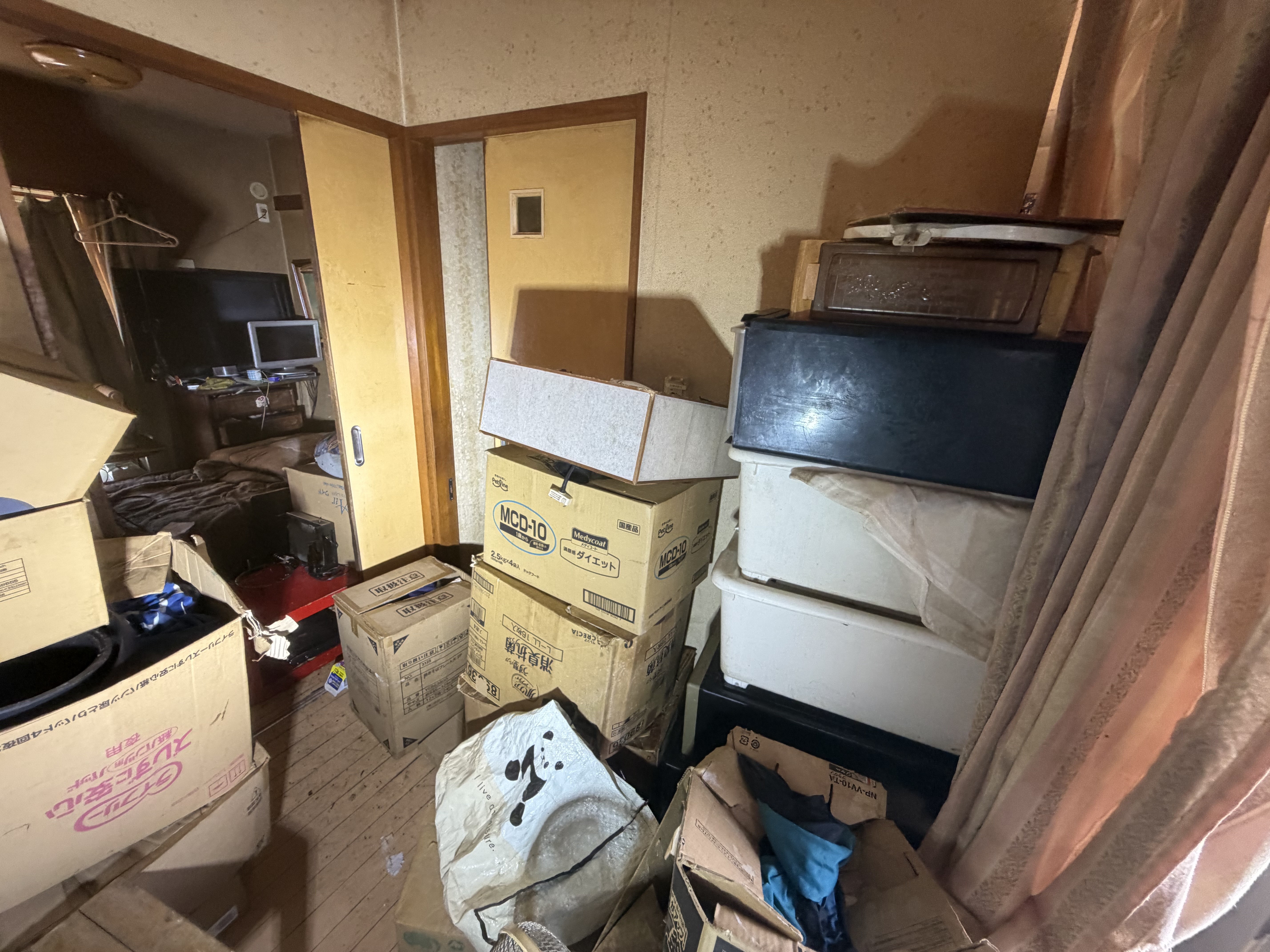 施工前の家財が残る室内