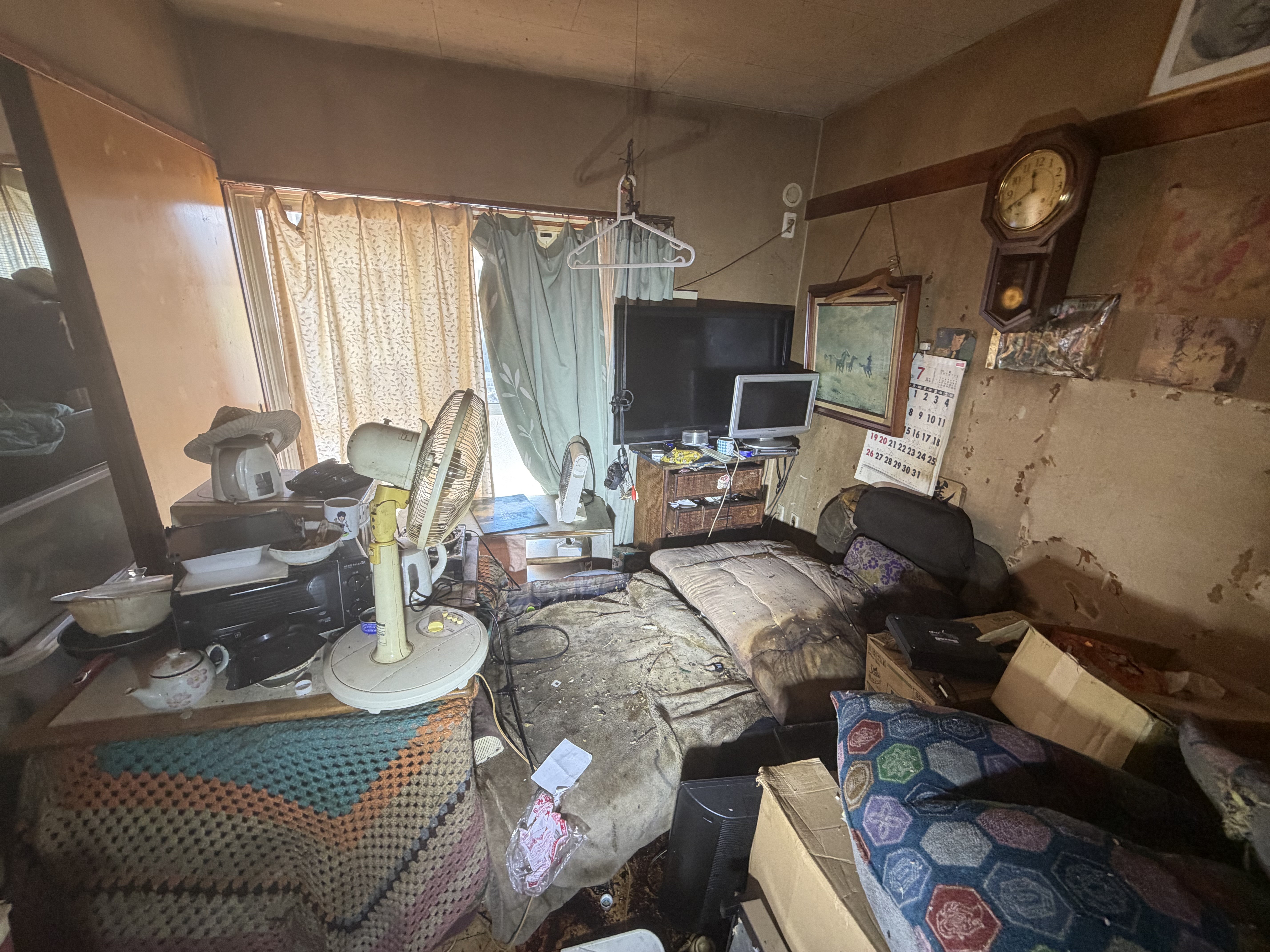 施工前の生活用品や家財が残る居室