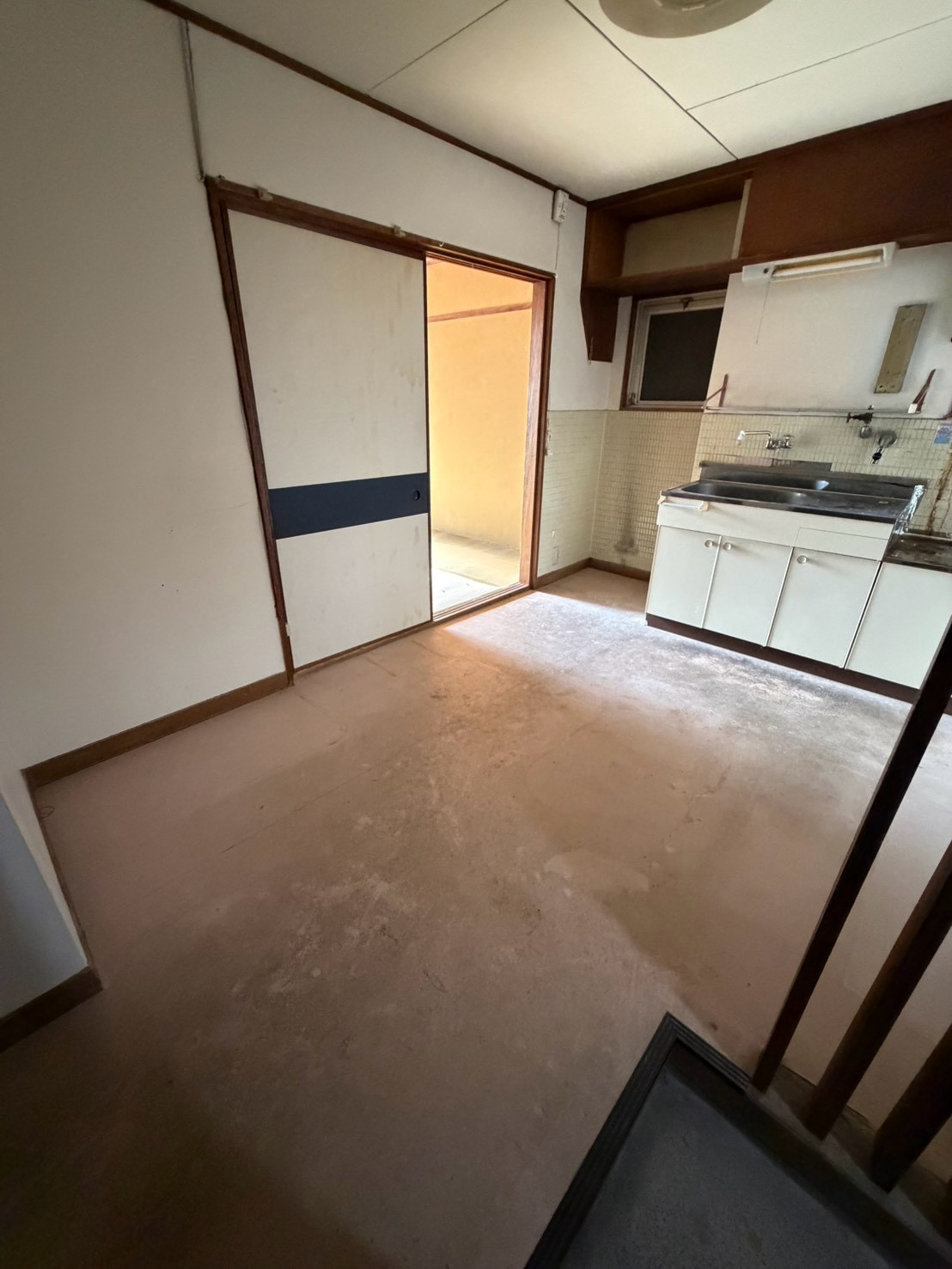 施設入居前の片付け後のキッチンを含む室内