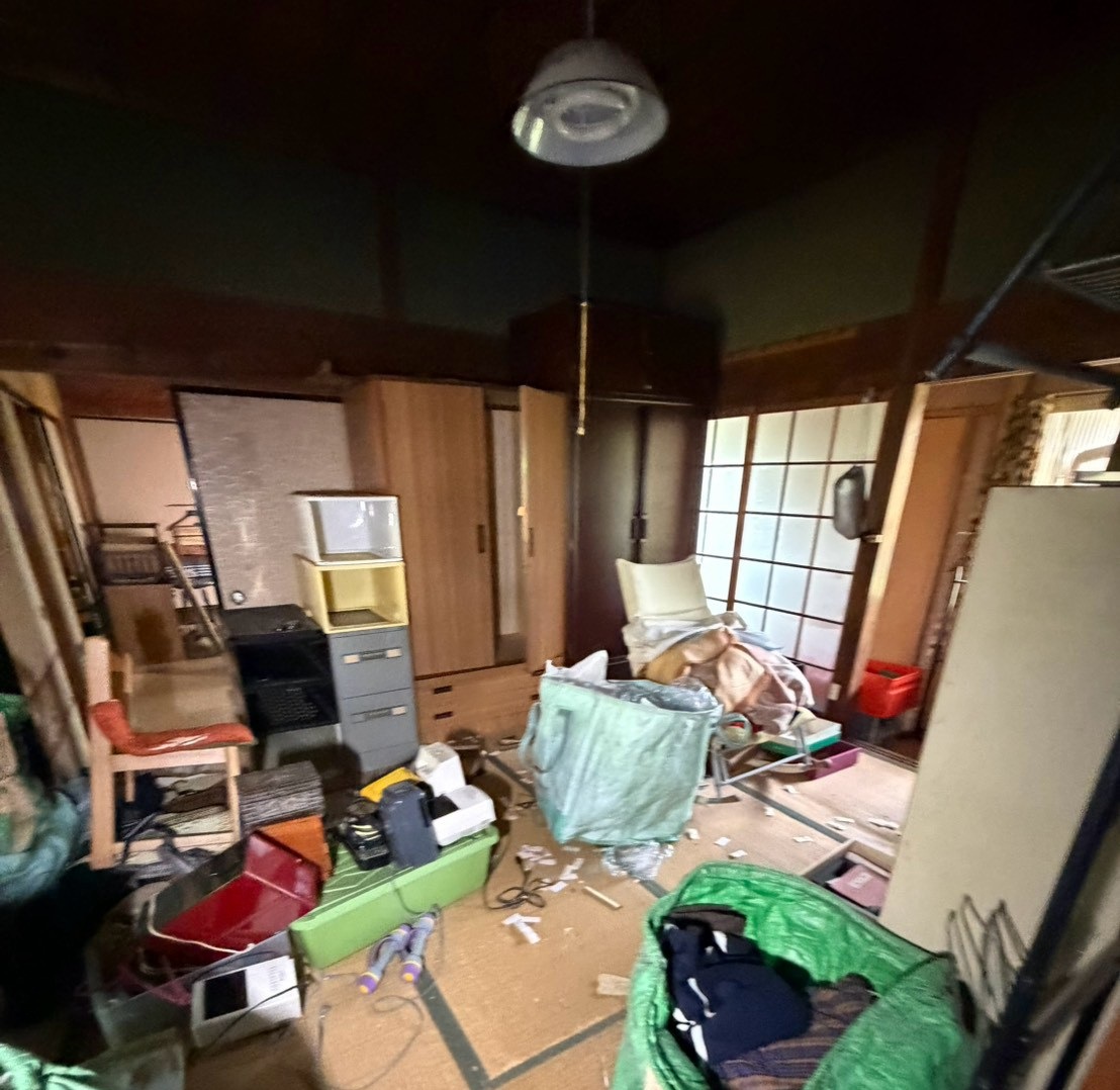 作業中・家財が残る室内