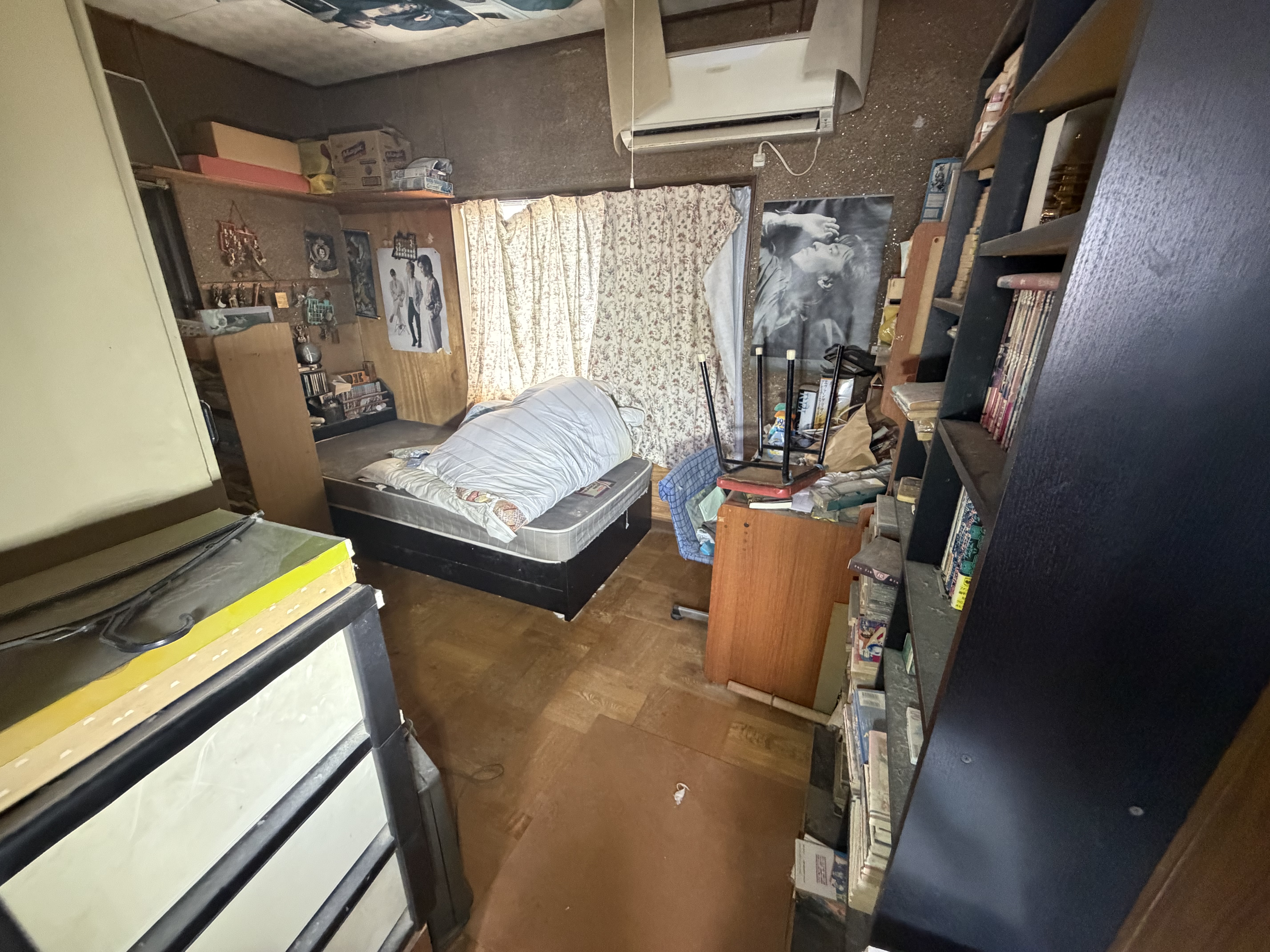 可児市鳩吹台の居室の作業前、ベッドや棚などの家財がある状態