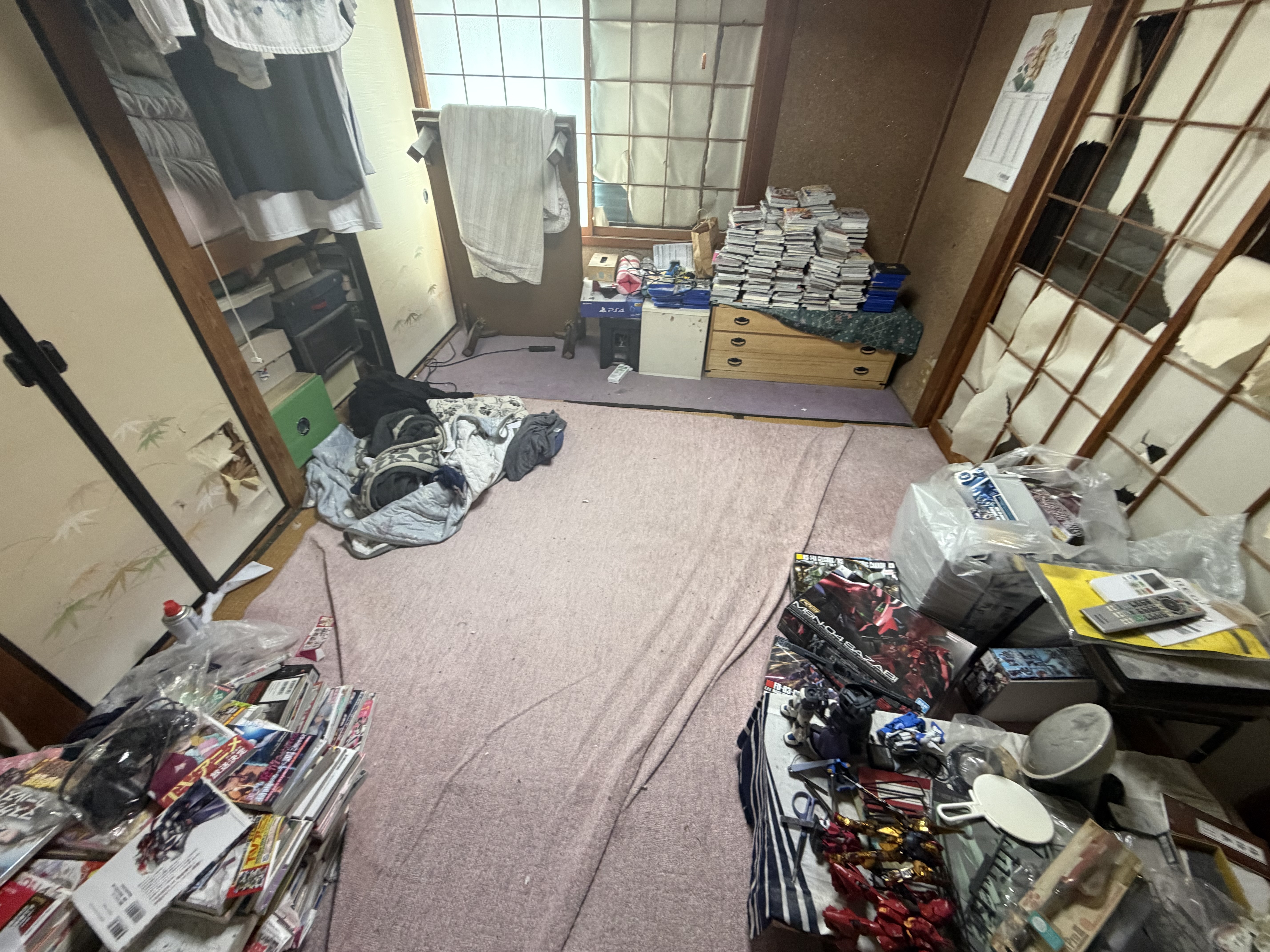 可児市鳩吹台の和室の作業前、衣類や本などの荷物がある状態