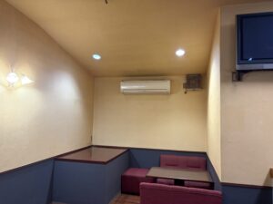 作業前、客席とカウンターが残る店内