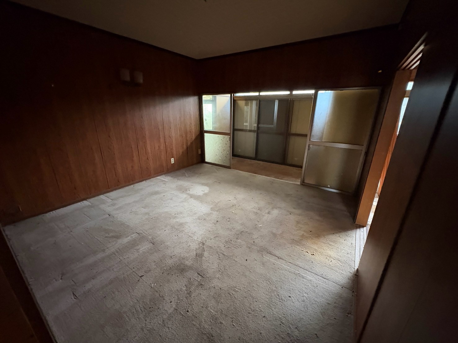 同じ木壁の部屋の作業後、家具を回収した様子