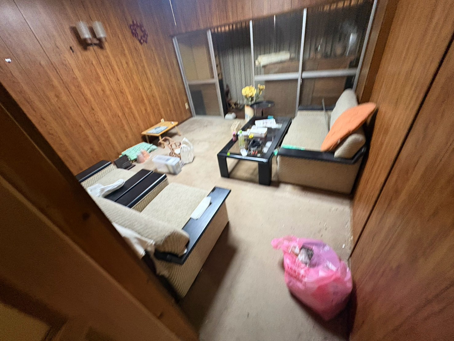 木壁の部屋の作業前、家具と家財がある様子