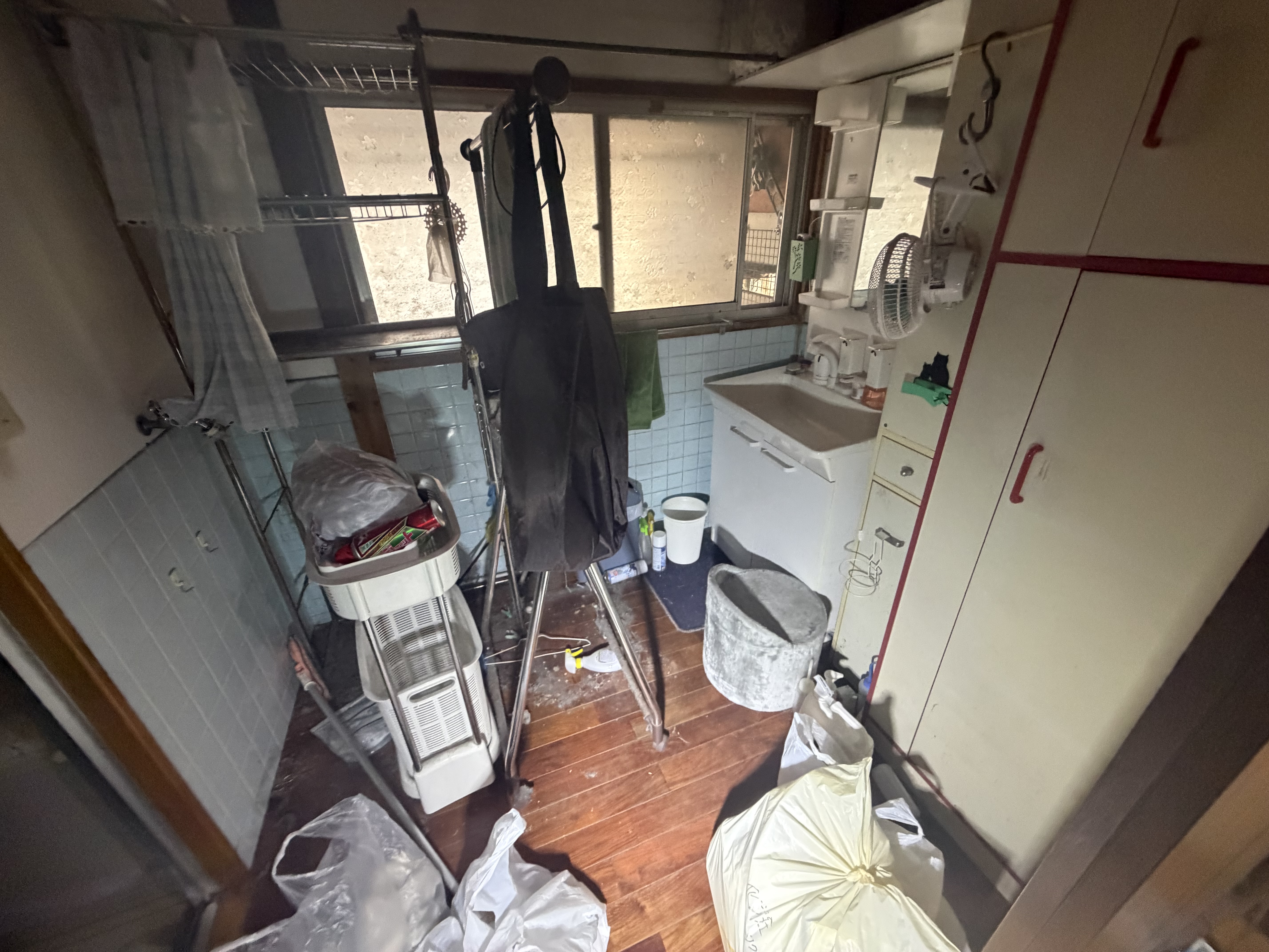 洗面所の作業前、生活用品が残っている様子