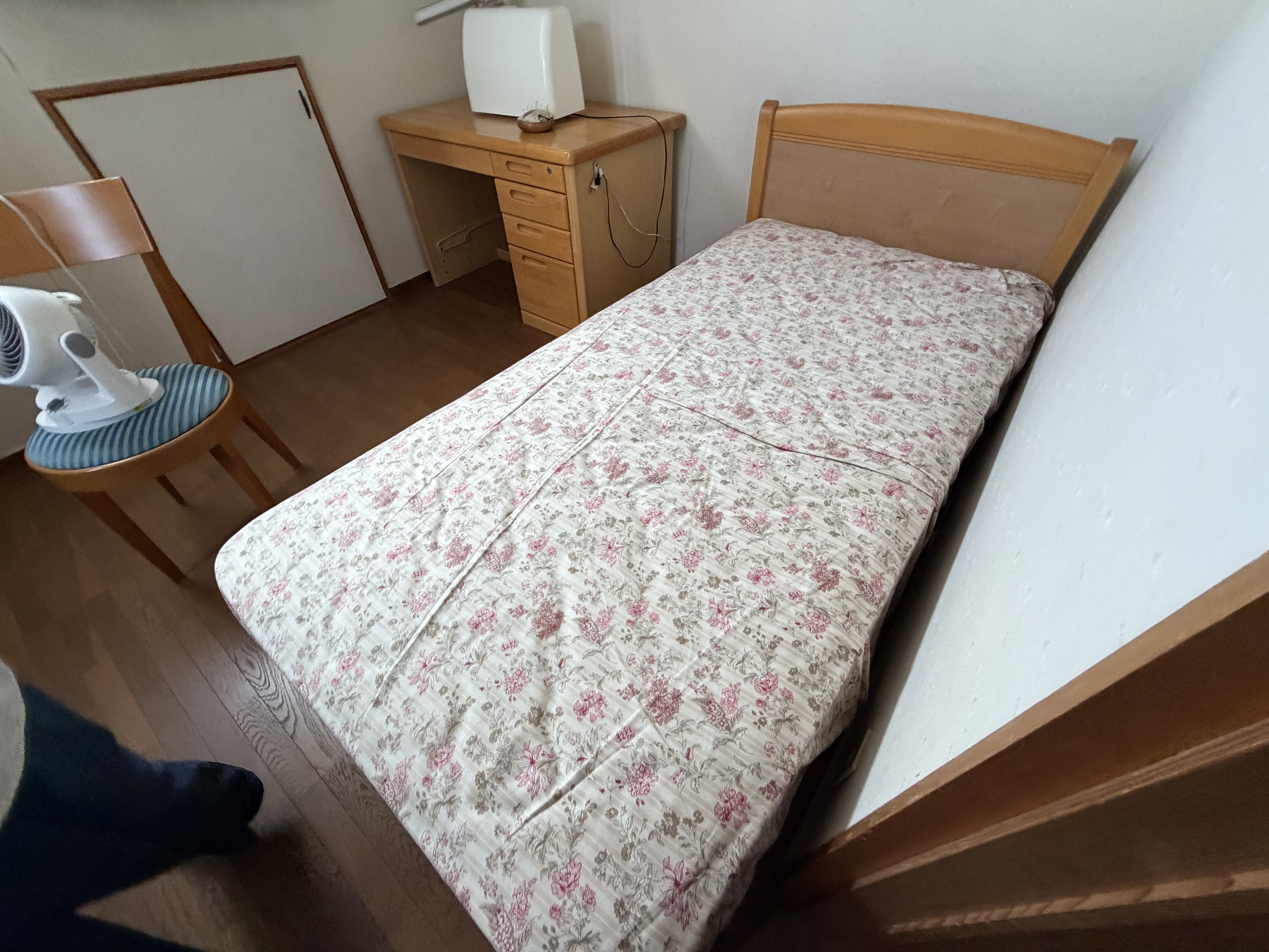 作業前、ベッドや机が残る部屋