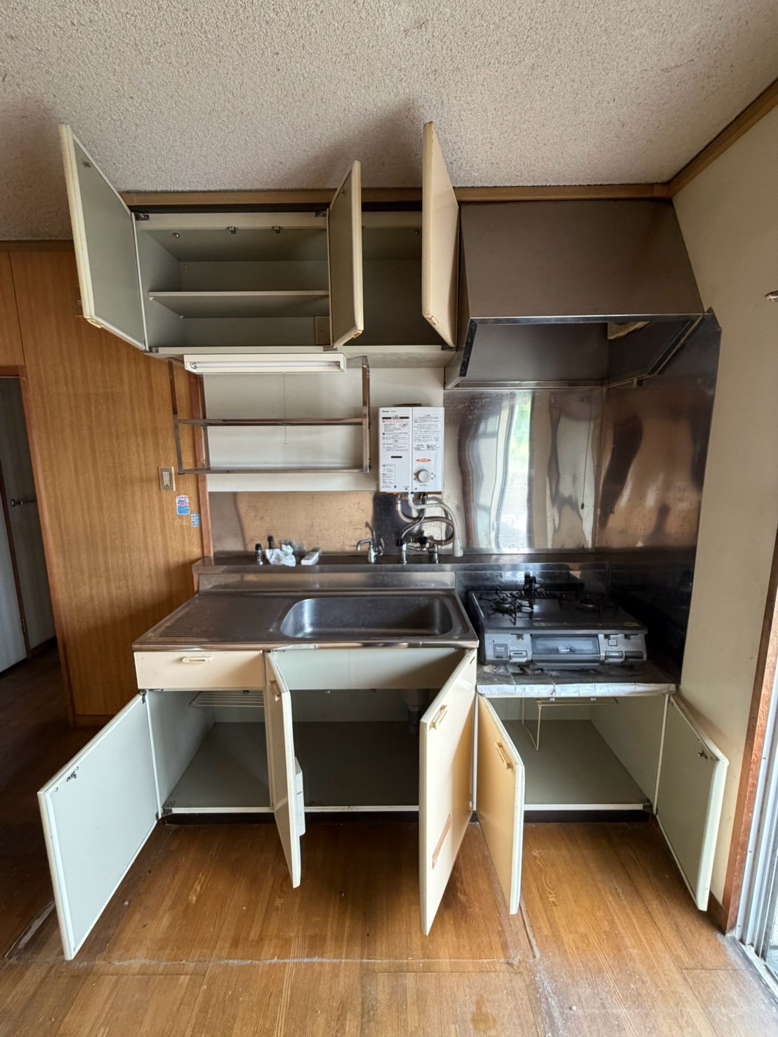 家財搬出後のキッチン