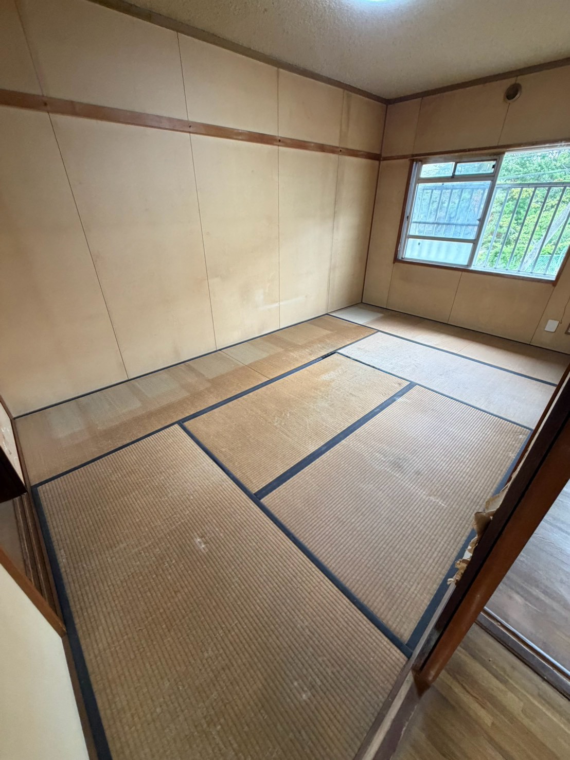 家財搬出後の和室