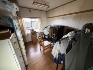 仏壇や家財、衣類が残っていた作業前の室内
