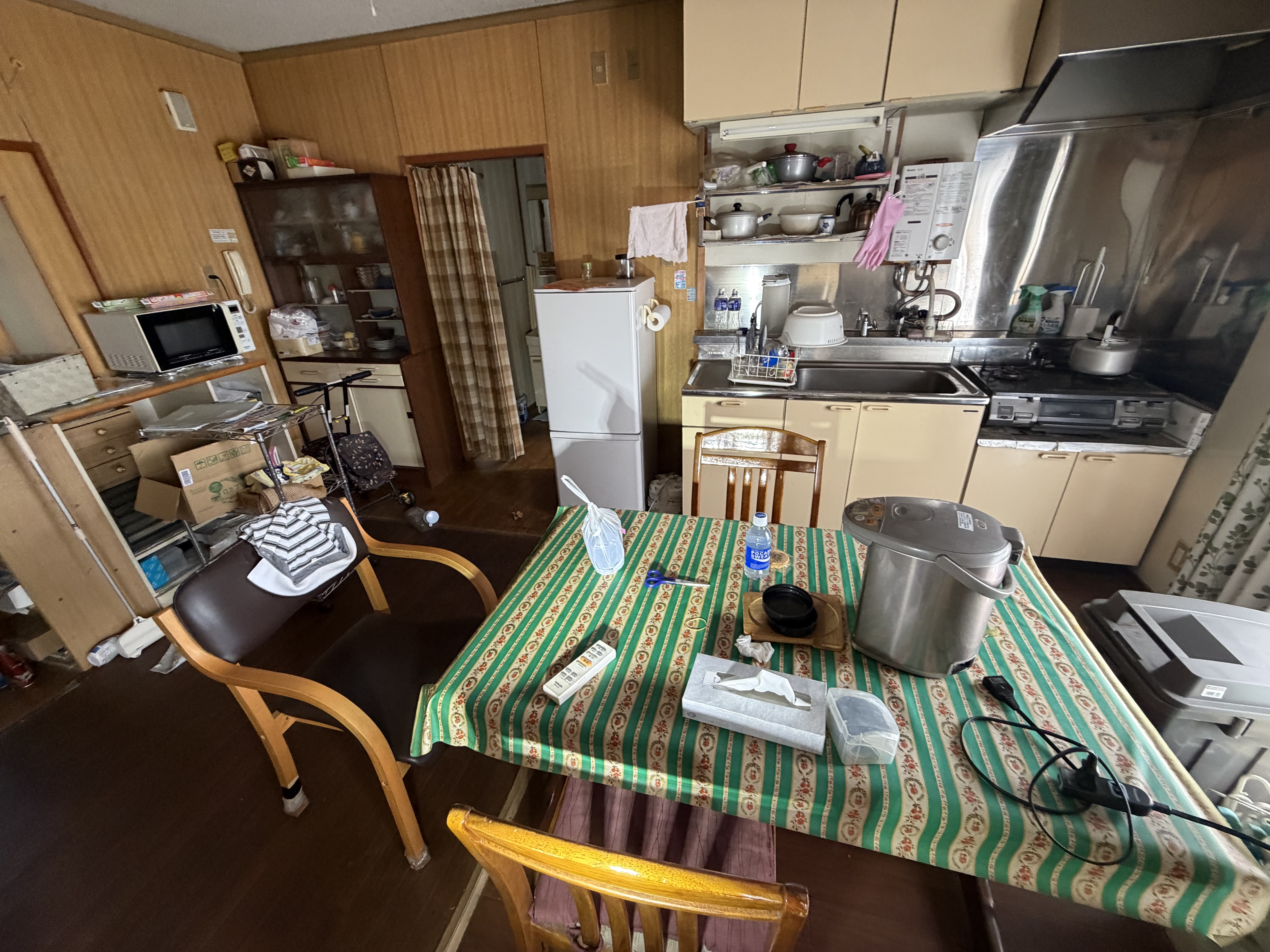 家財や生活用品が残っていた作業前のキッチン