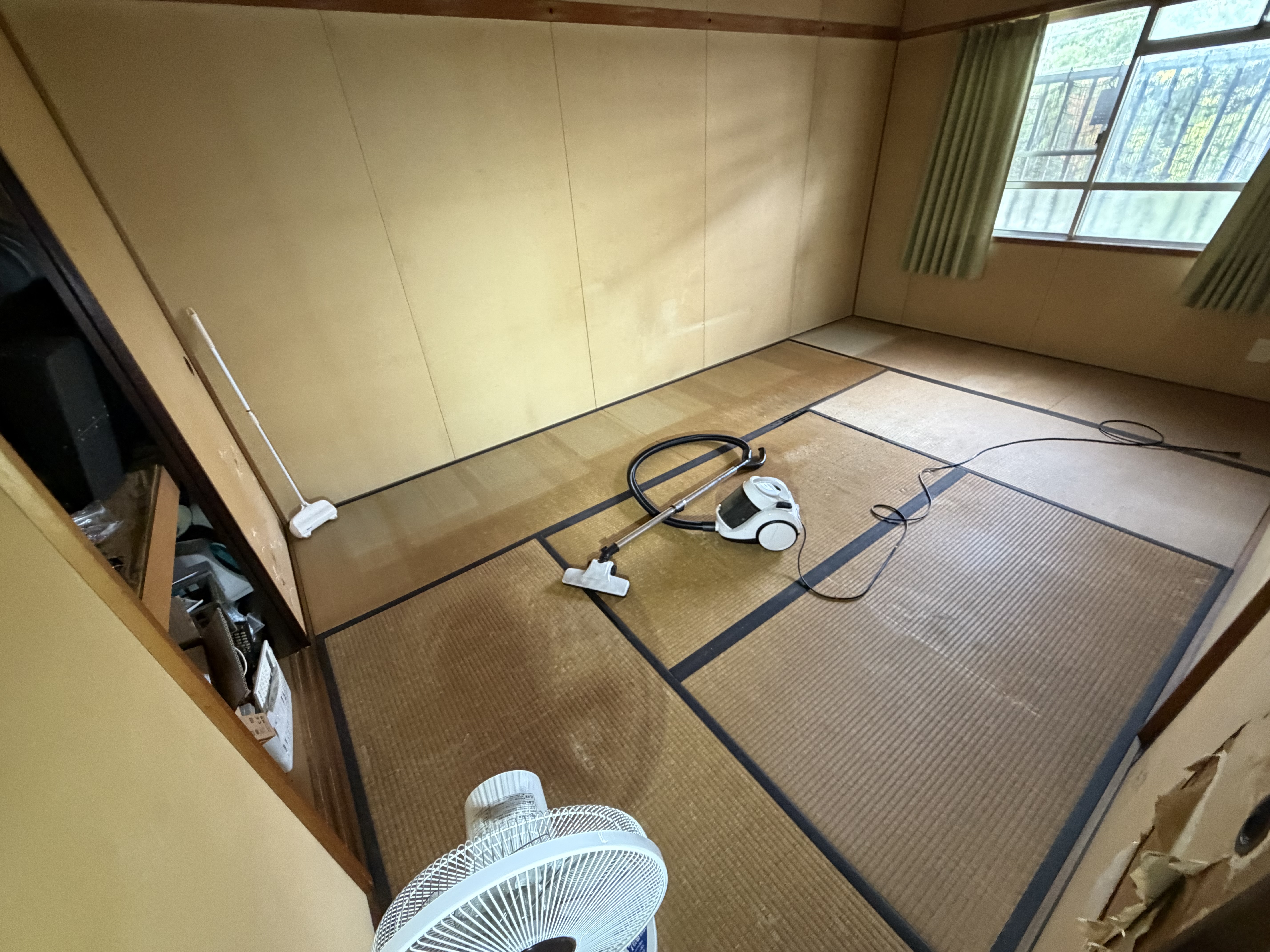 家財の搬出作業が進んだ和室
