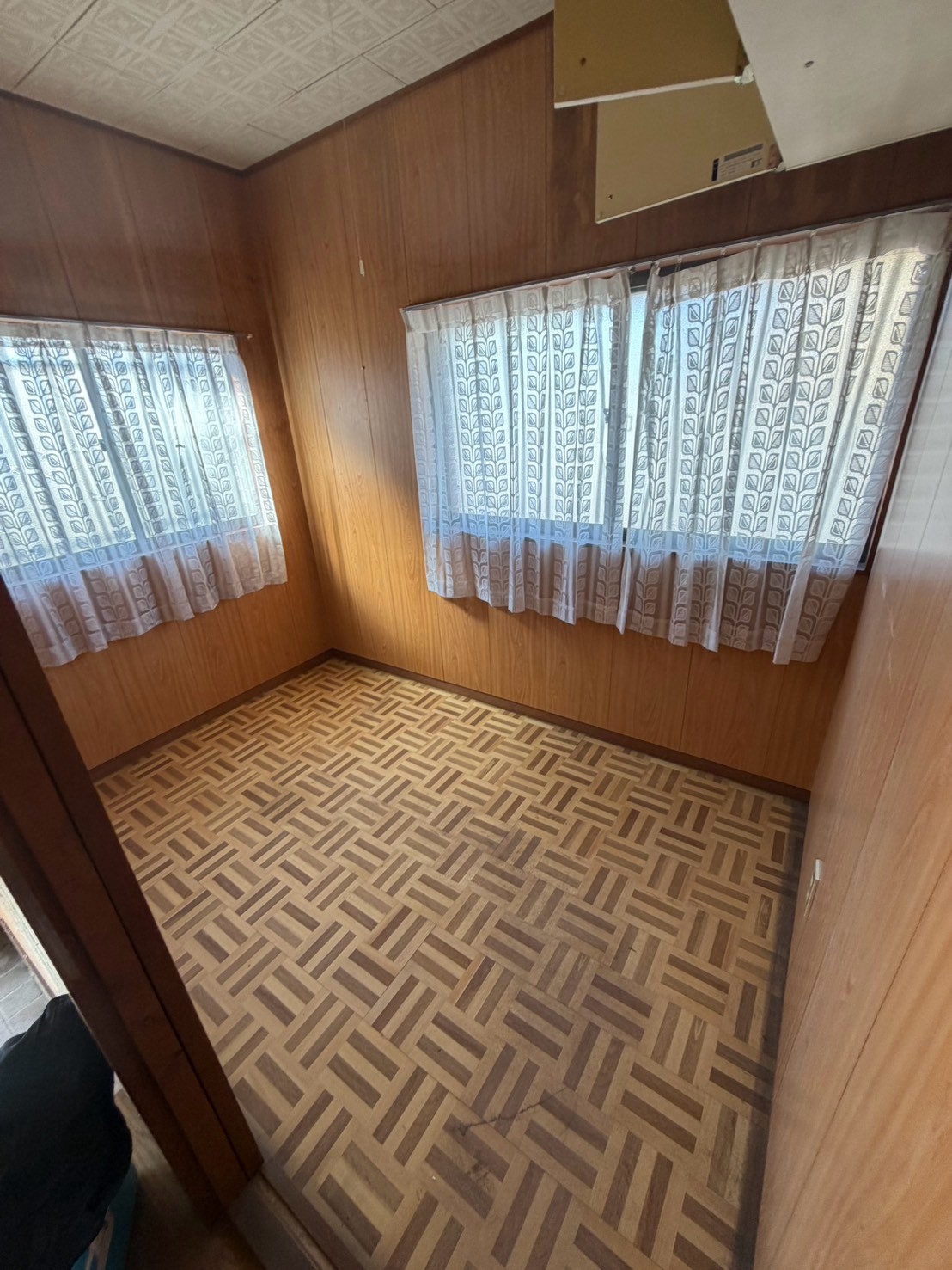 荷物を回収し、カーテンを残した洋室