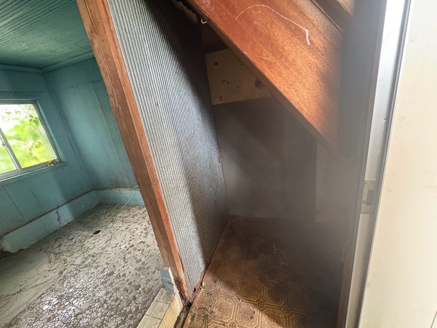 豊田市寺部町 残置物撤去後の浴室前