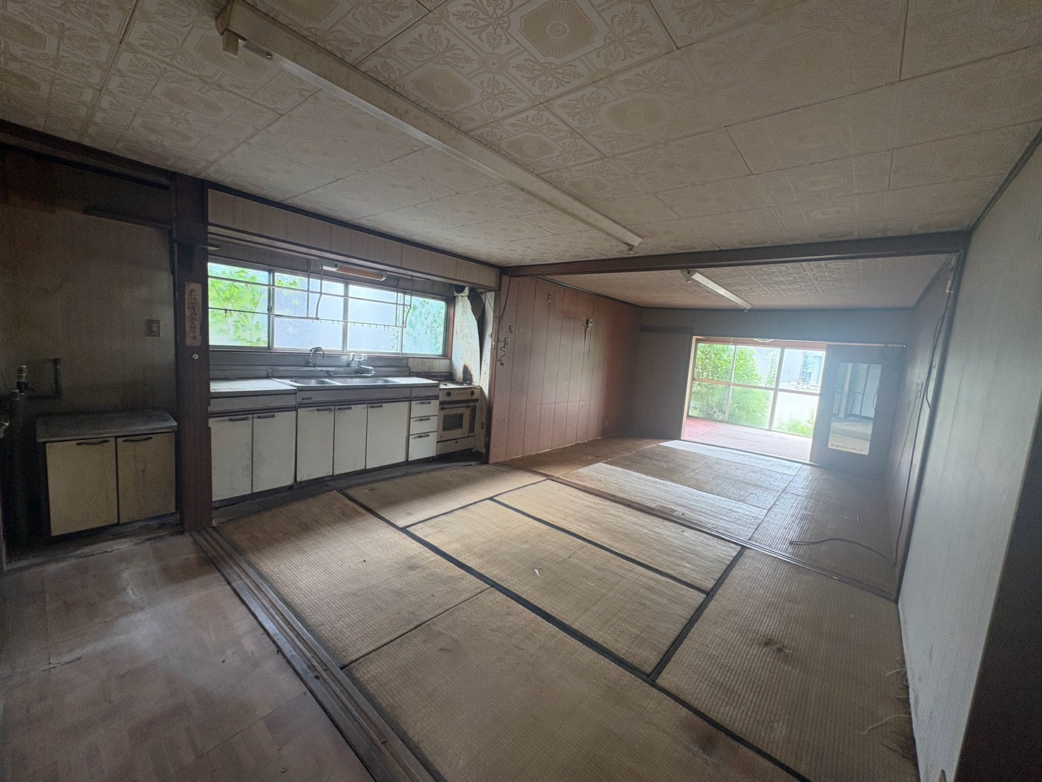 豊田市寺部町 残置物撤去後のキッチンと居室