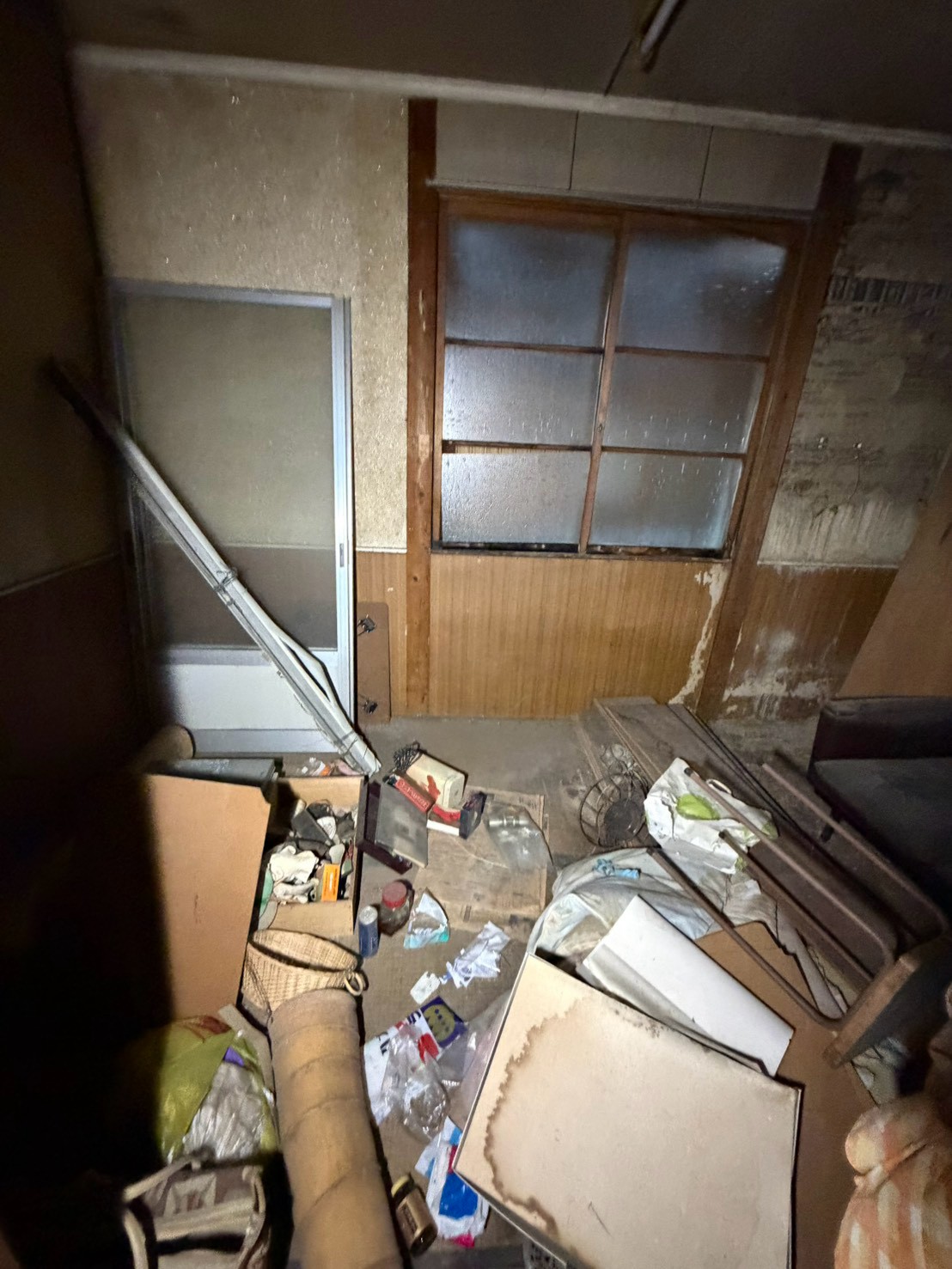 岩倉市下本町の民宿・荷物が積まれていた和室の片付け前