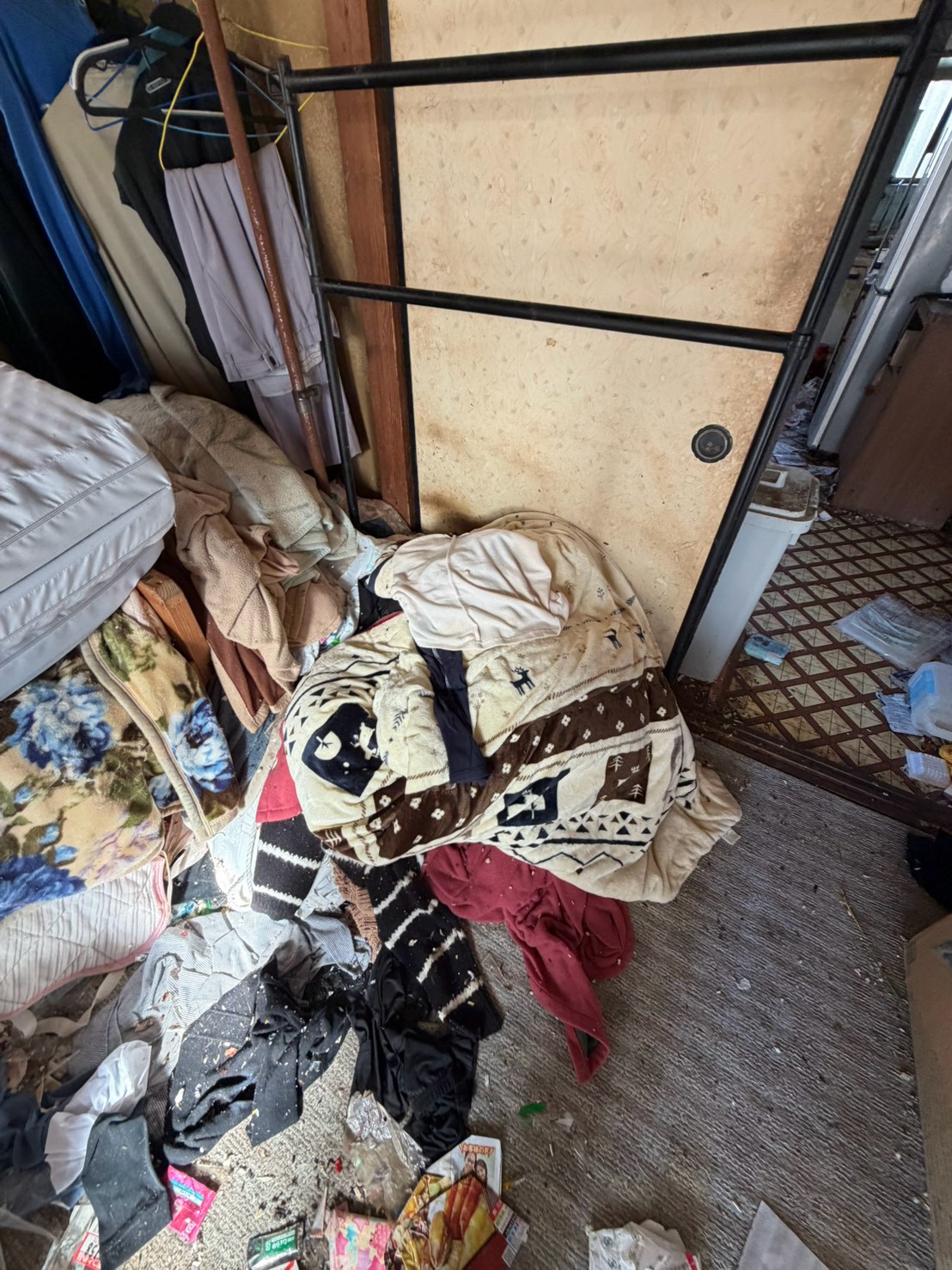 可児市桜ヶ丘・寝具まわりの不用品の一部撤去前
