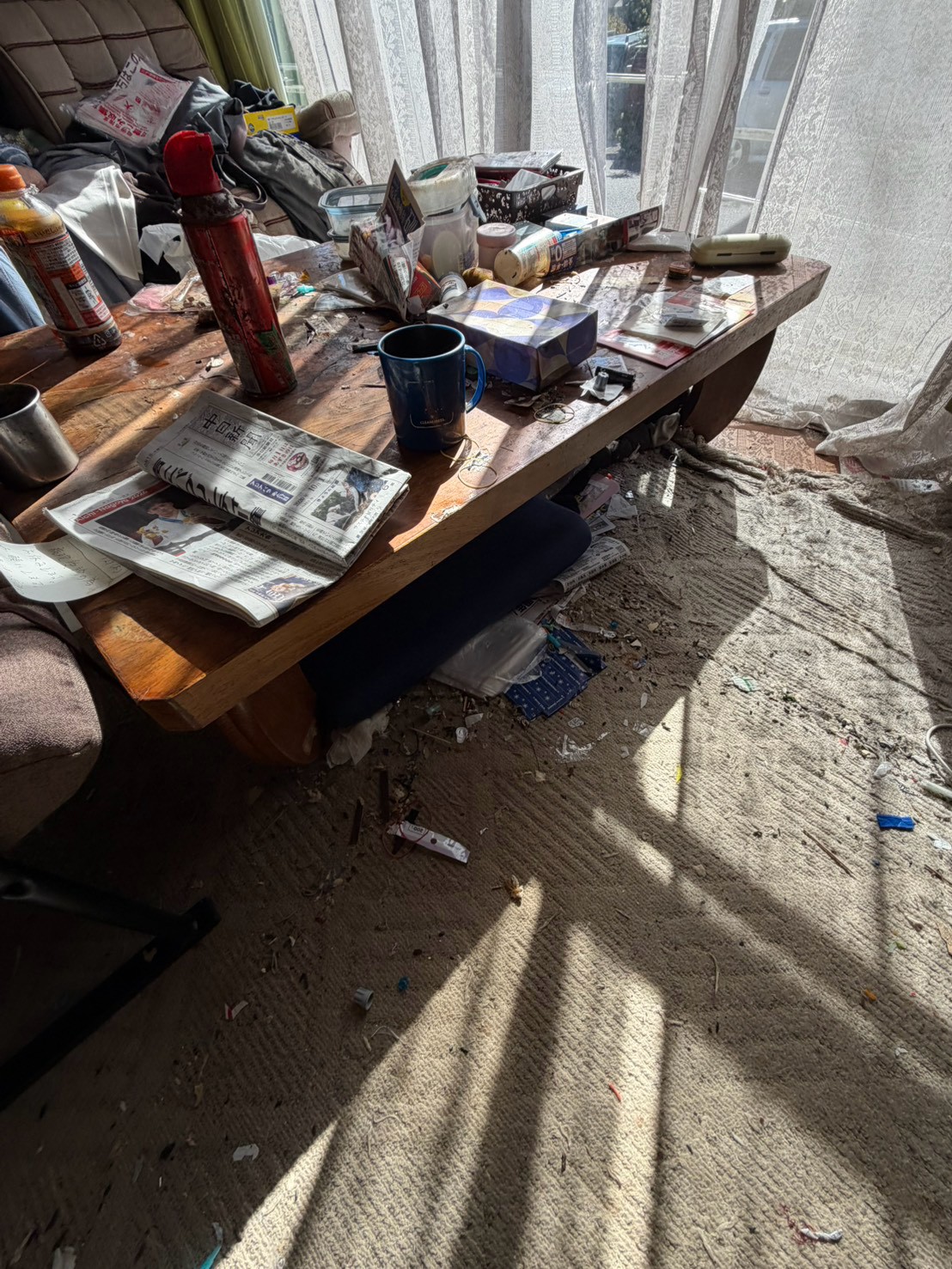 可児市桜ヶ丘・窓際の不用品の一部撤去前