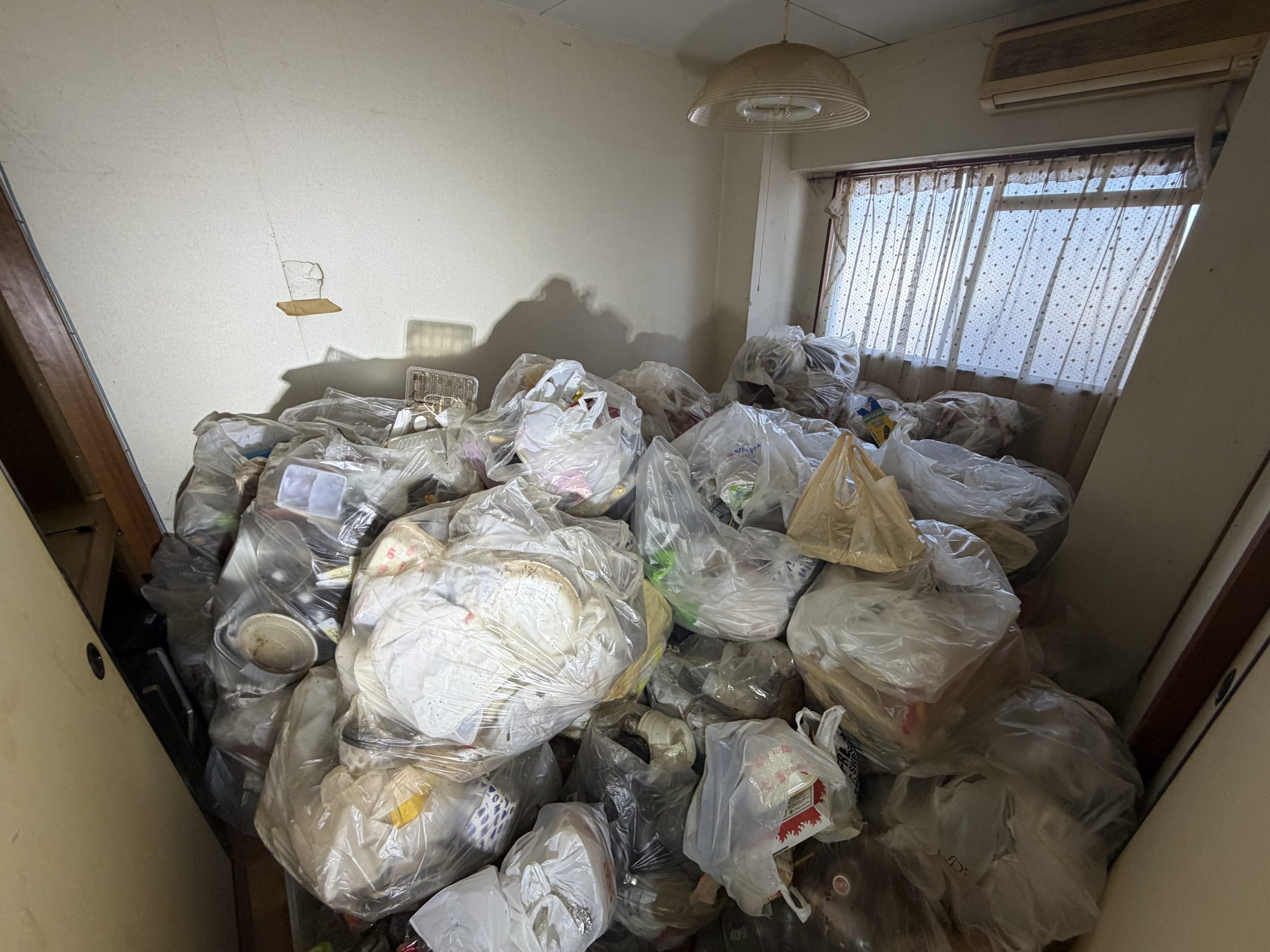 大垣市林町・洋室のゴミ回収前