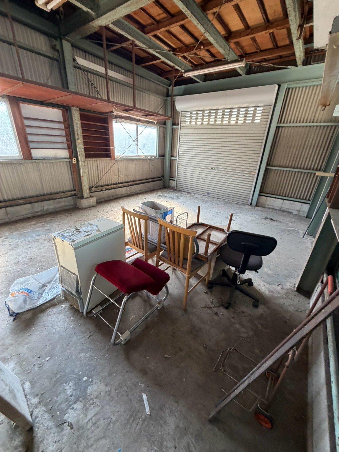 豊田市小川町・残置物撤去前の倉庫