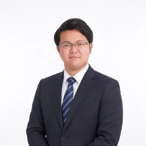 代表 芝田 健二の写真（スーツ姿）