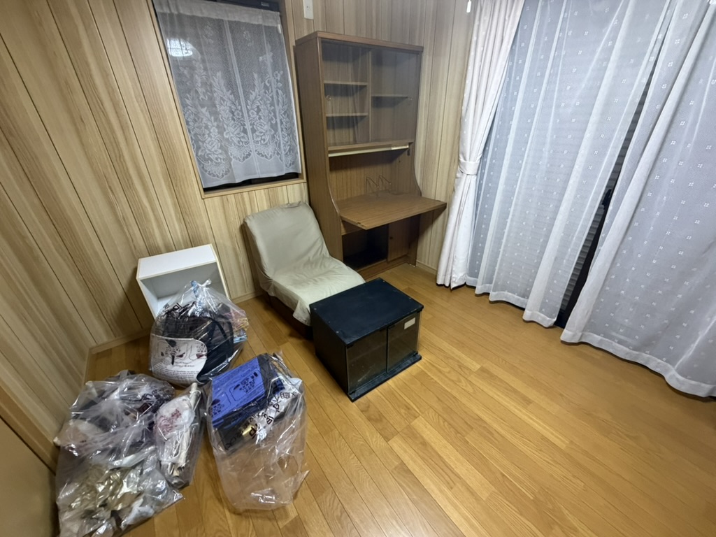 可児市清水ヶ丘・家財整理前の洋室(机と荷物)