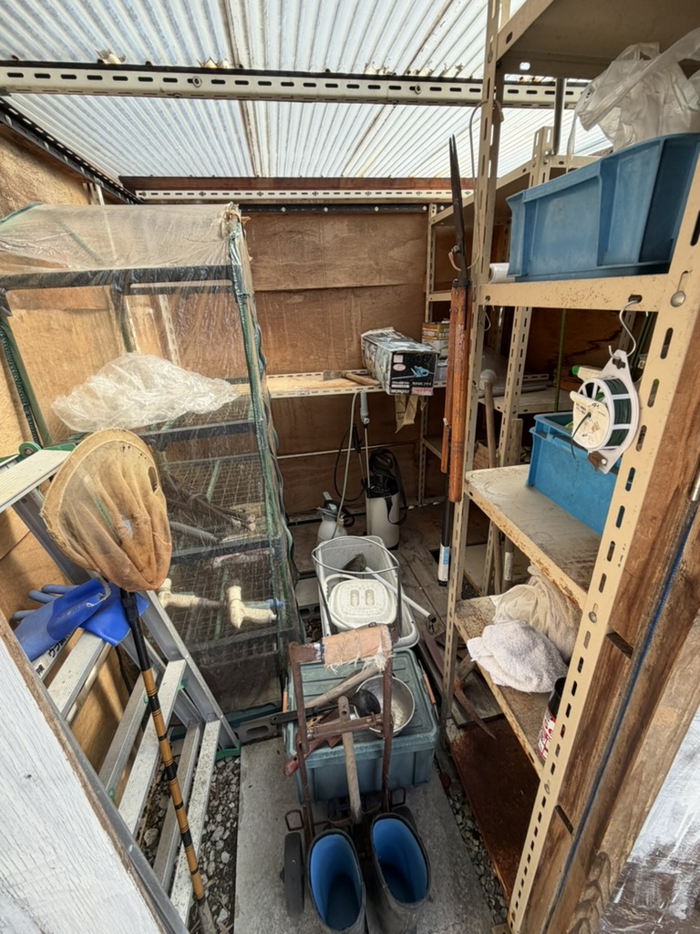 可児市清水ヶ丘・解体前の物置の中(棚・園芸用品・工具)