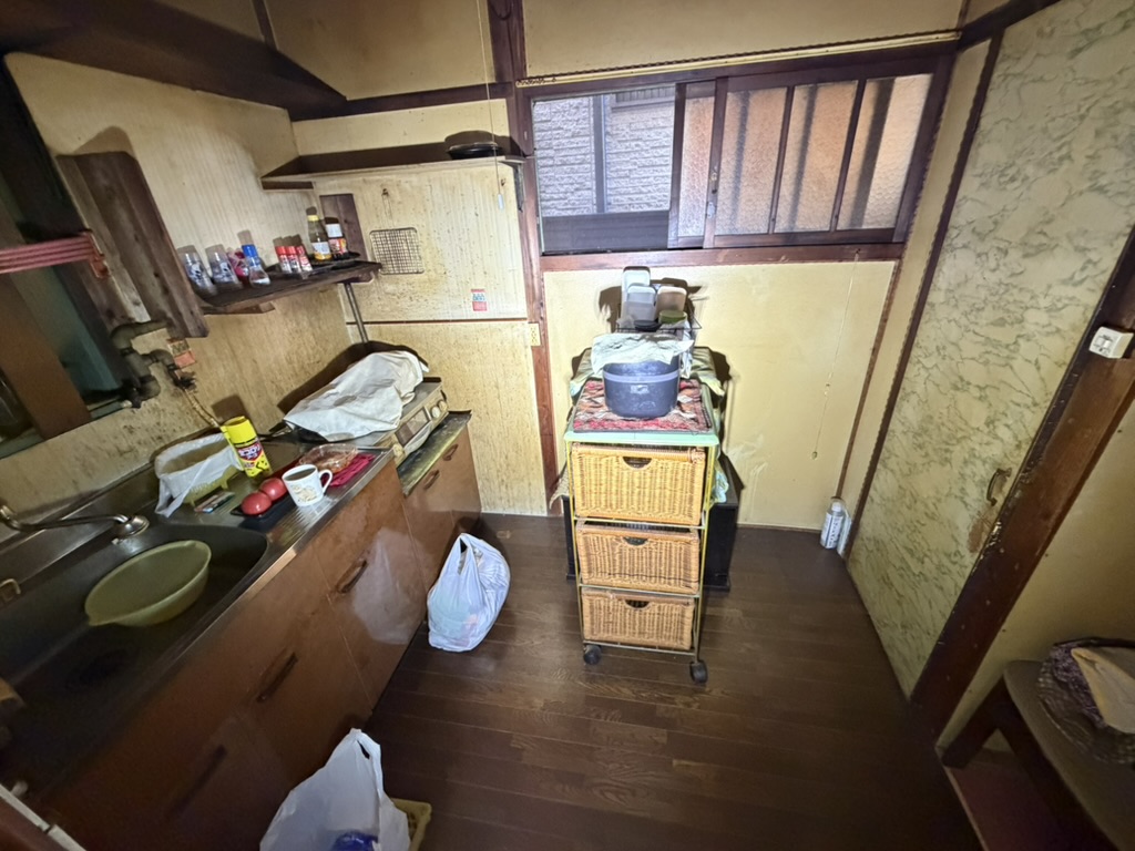 名古屋市昭和区鶴舞・片付け前の台所（籐のワゴン・炊飯器）