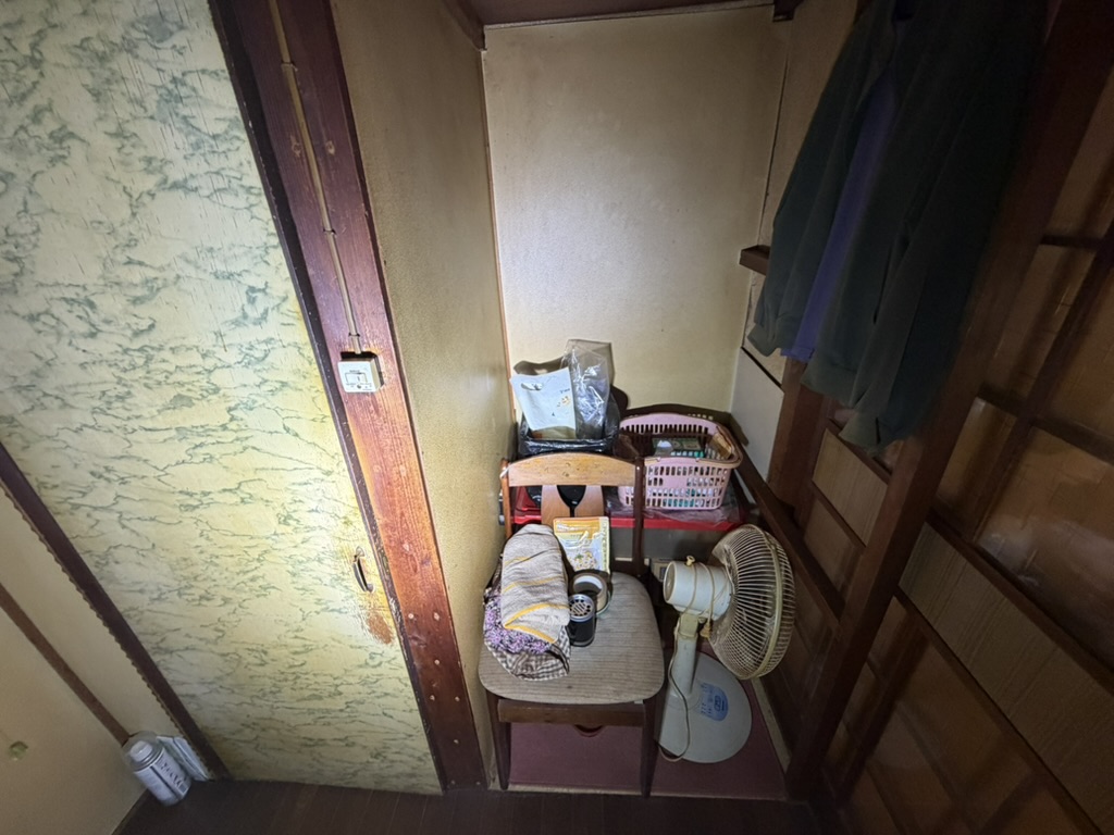 名古屋市昭和区鶴舞・片付け前の物入れ（椅子・扇風機）